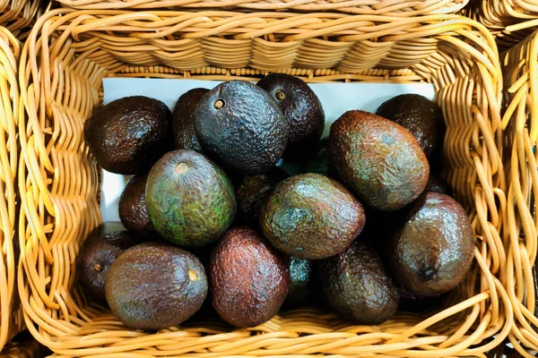 Rijp Avocado Fruit Een Rieten Mand Concept Gezond Eten Vegetarisme — Stockfoto