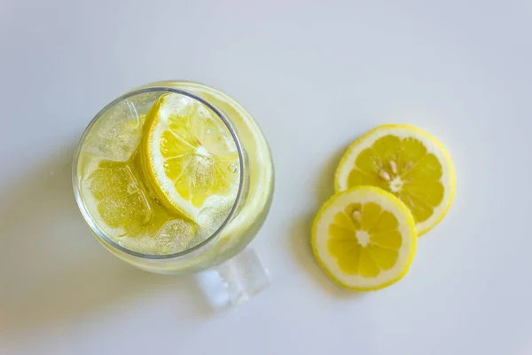 Beyaz Arka Planda Soğuk Limon Kokteyli Tazeliyorum Seçici Odak — Stok fotoğraf