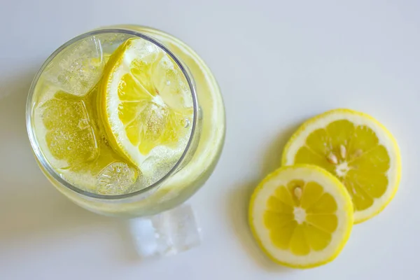 Освежающий Холодный Лимонный Коктейль Белом Фоне Селективный Фокус — стоковое фото