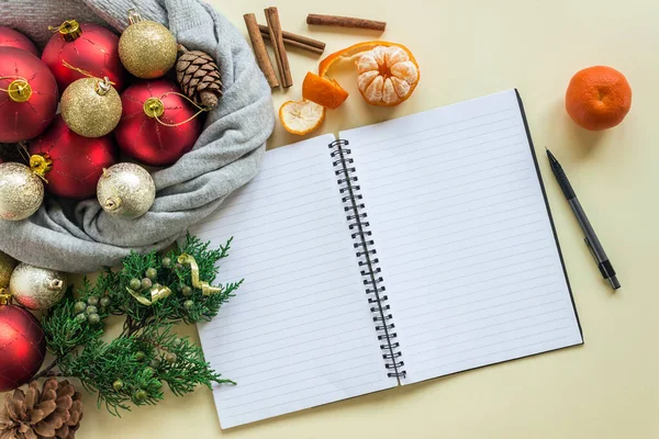 2021 Doelpunten Lijst Doen Notitieblok Naast Kerstversiering Kegels Mandarijnen Planning — Stockfoto