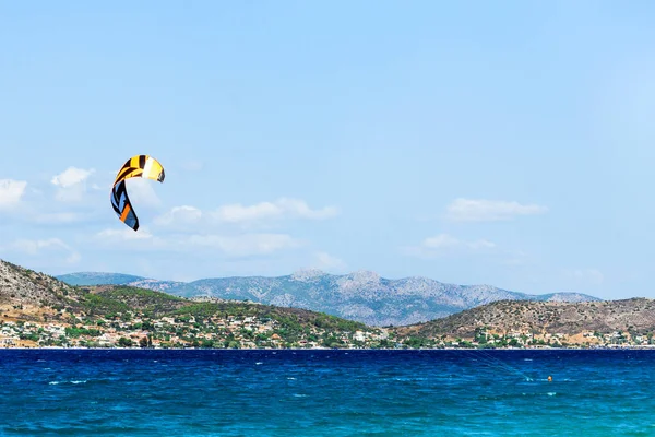 Kitesurfing Morzu Kolorowe Latawce Latają Błękitnym Niebie — Zdjęcie stockowe