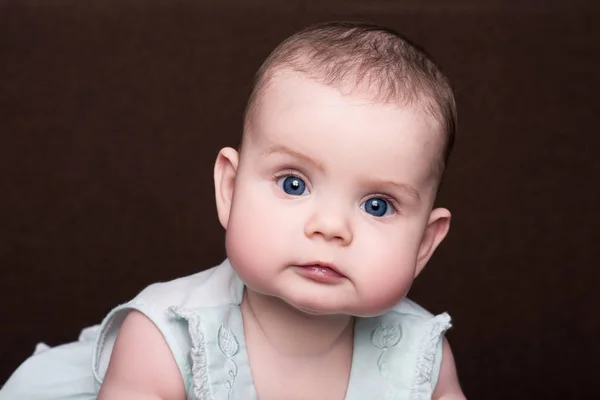 Bambina Sorridente Abito Estivo Con Grandi Occhi Blu Sfondo Marrone — Foto Stock