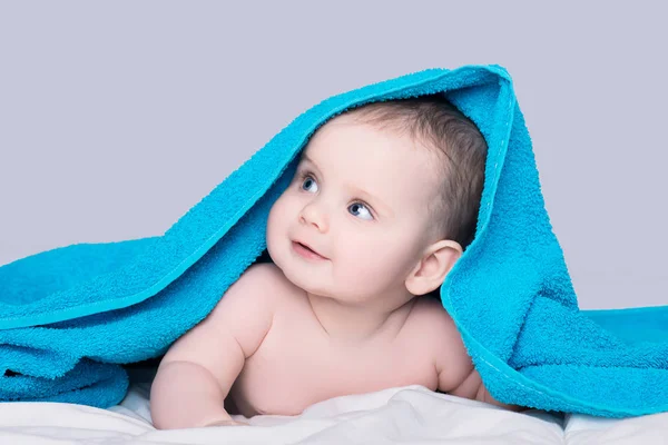 Surprised Smiling Baby Girl Boy Big Blue Eyes Lying Belly — Stock Photo, Image