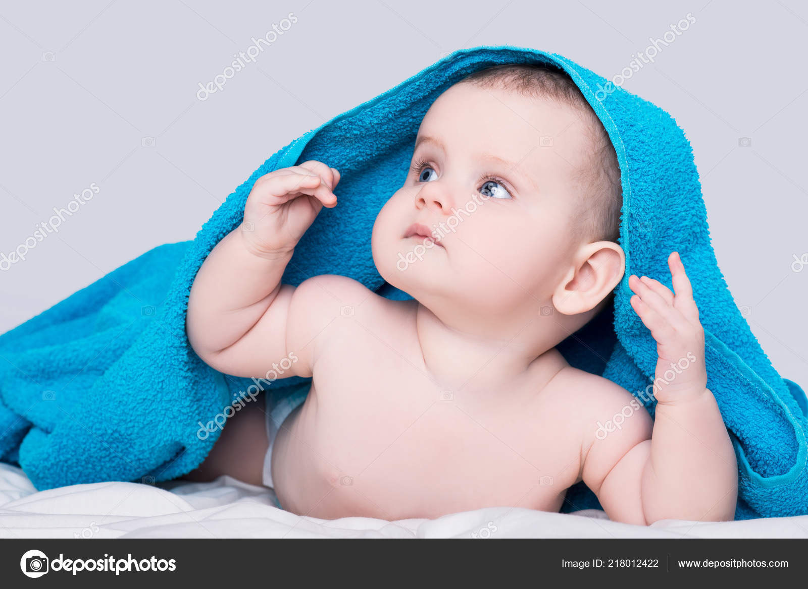 Bebe Fille Garcon Serieux Avec Grands Yeux Bleus Couches Sur Image Libre De Droit Par Irinalapet C Bebe Fille Garcon Serieux Avec Grands Yeux Bleus Couches Sur Image Libre De Droit Par Irinalapet C
