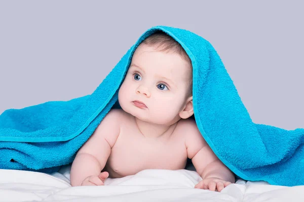 Serious Baby Girl Boy Big Blue Eyes Lying Belly Blue — Stock Photo, Image