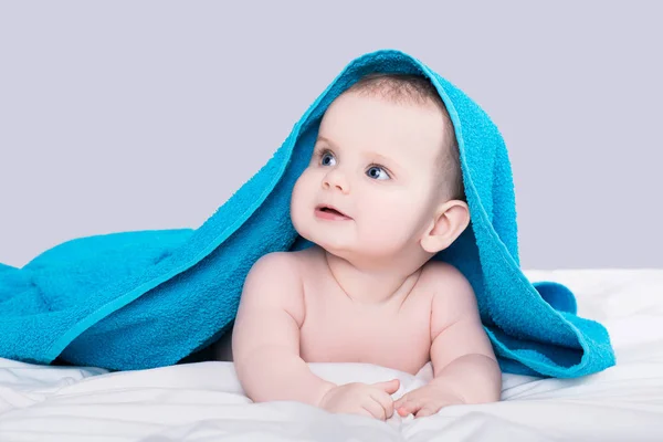 Surpreendido Sorrindo Bebê Menina Menino Com Grandes Olhos Azuis Deitado — Fotografia de Stock