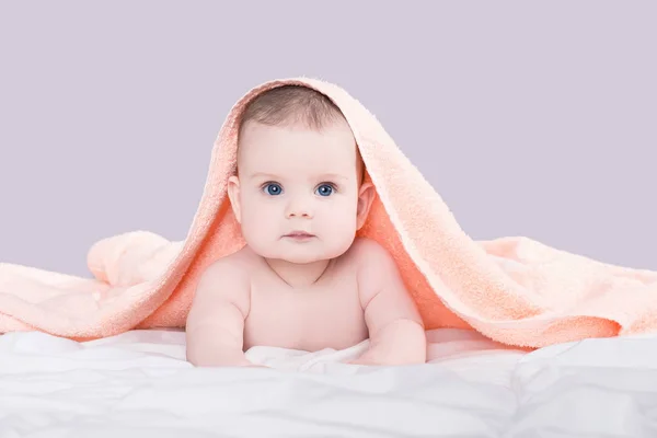 Baby Mit Großen Blauen Augen Die Nach Der Dusche Auf — Stockfoto