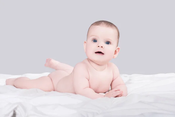 Linda Niña Sonriente Niño Con Grandes Ojos Azules Encuentra Desnudo —  Fotos de Stock