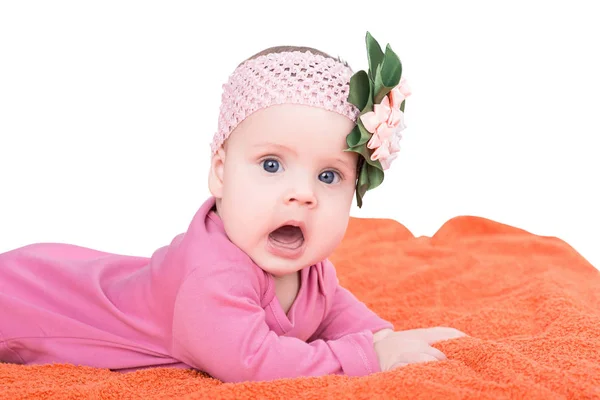 Bebé Sorprendido Con Grandes Ojos Azules Boca Abierta Acostado Vientre — Foto de Stock