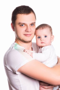 Beyaz arka plan üzerinde izole bir şirin bebek çocuk tutan mutlu genç baba portresi. Baba ile oğlu / kızı. Mutlu aile kavramı