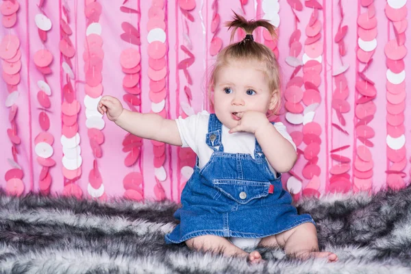 Красива Маленька Дівчинка Блакитній Сукні Сидить Якій Ковдрі Святковому Рожевому — стокове фото