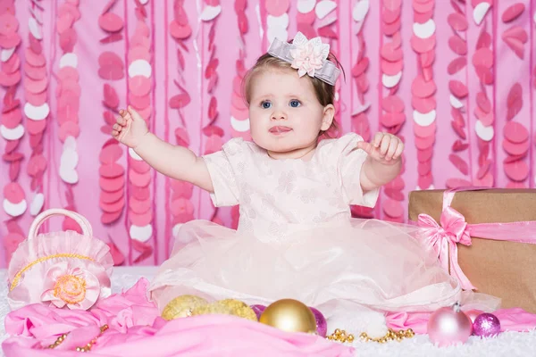 Мила Дівчинка Дитина Сидить Яке Покривало Рожевій Сукні Різдвом Куль — стокове фото