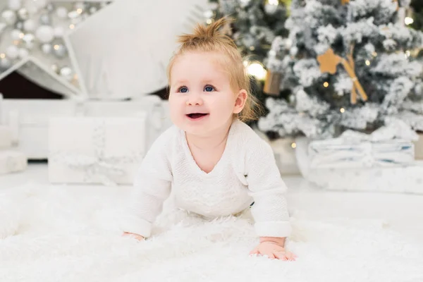 Усміхаючись Мила Дівчинка Білий Светр Фоні Різдвяні Дерева Вогнів Гірлянди — стокове фото
