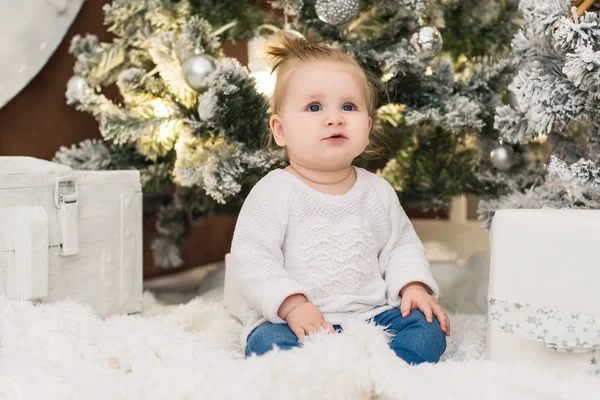 Маленька Мила Дівчинка Білий Светр Фоні Різдвяні Дерева Вогнів Гірлянди — стокове фото