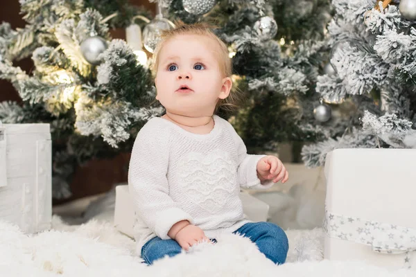 Маленька Мила Дівчинка Білий Светр Фоні Різдвяні Дерева Вогнів Гірлянди — стокове фото