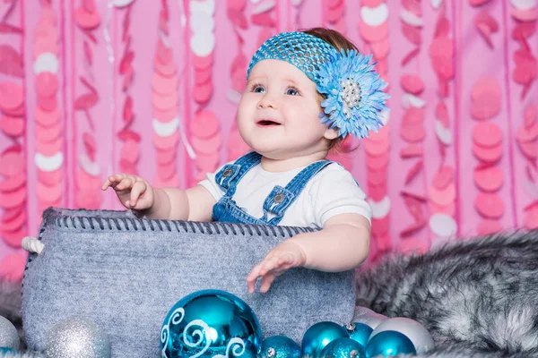 Усміхнена Маленька Мила Дівчинка Великими Блакитними Очима Синій Джинсовій Сукні — стокове фото
