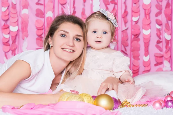 Retrato Feliz Madre Joven Con Linda Niña Manta Suave Con —  Fotos de Stock