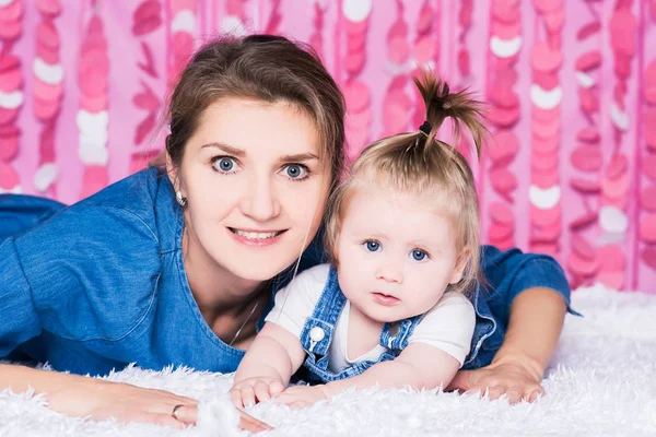 Retrato Feliz Madre Joven Con Linda Niña Manta Suave Interior —  Fotos de Stock