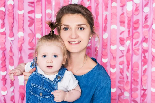 Retrato Feliz Madre Joven Con Linda Niña Interior Color Rosa —  Fotos de Stock
