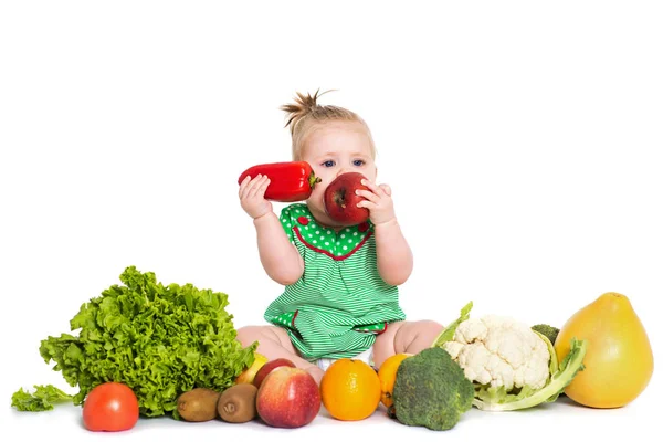 Děvčátko sedící uprostřed ovoce a zeleniny, izolované — Stock fotografie