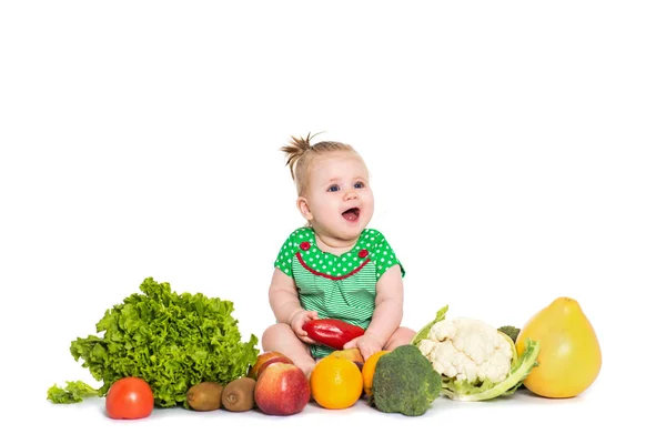 Meyve ve sebze, izole oturan bebek kız çevrili 