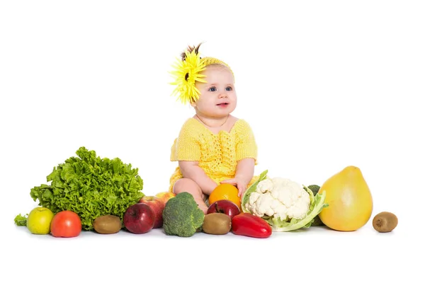 Девочка окружена овощами и фруктами, изолирована в течение — стоковое фото