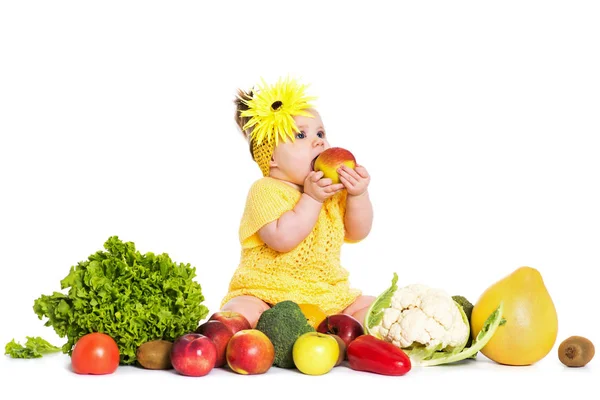Baby Mädchen sind umgeben von Gemüse und Obst, isoliert über w — Stockfoto