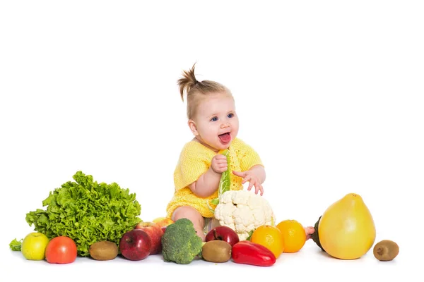 Baby Mädchen sind umgeben von Gemüse und Obst, isoliert über w — Stockfoto