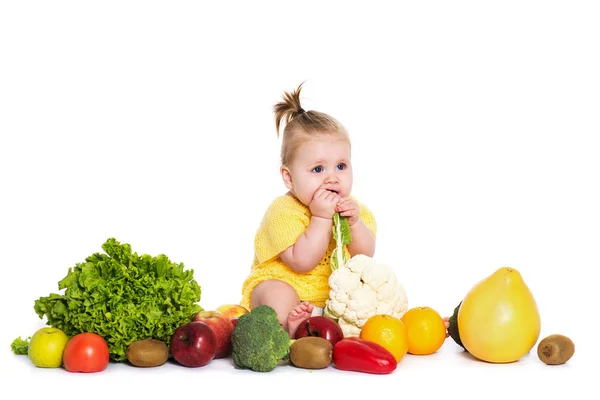 Девочка окружена овощами и фруктами, изолирована в течение — стоковое фото