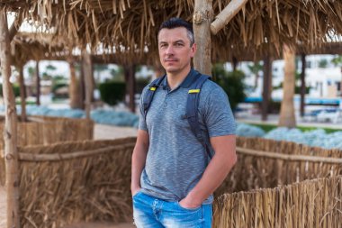 Sahilde sırt çantası ile gezgin adam