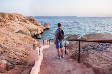 mavi deniz ve gökyüzü arka plan üzerinde adam