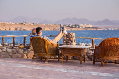 mavi deniz ve gökyüzü arka plan üzerinde adam