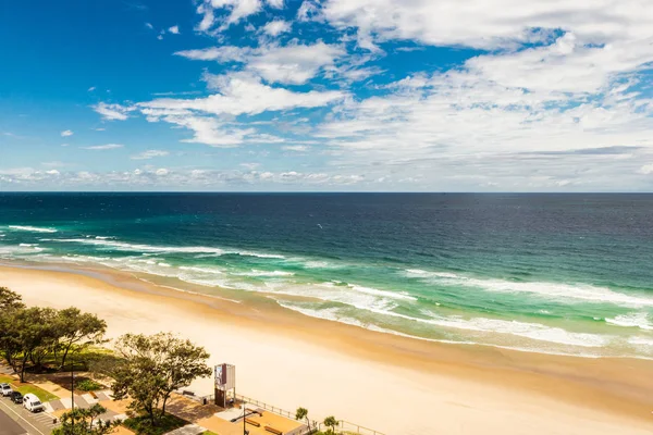 Paesaggio del mare, cielo blu, spiaggia sabbiosa nella Gold Coast Australia — Foto Stock