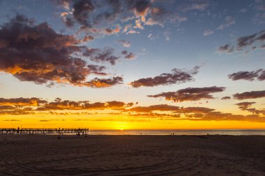 Glenelg plajında muhteşem gün batımı deniz manzarası, Adelaide, Avustralya