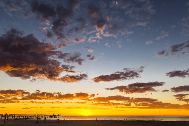 Glenelg plajında muhteşem gün batımı deniz manzarası, Adelaide, Avustralya