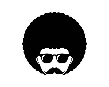 Siyah gözlüklü afro saçlı çocuk.