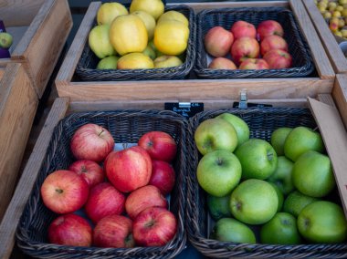 Kutulardaki elma ve elmalar