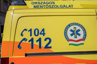 İstanbul 'da ambulanslar yolun arka tarafında.,