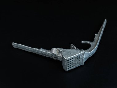 Sarımsak metal yalanlar siyah bir arka plan üzerine açık bir biçimde için tuşuna basın