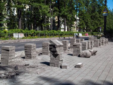 Sütunlardaki birkaç adet temiz satırlardaki oluşan bir sokakta yazın güneşli bir yerde yol onarım ve iyileştirme maliyetleri için beton levha kaplama
