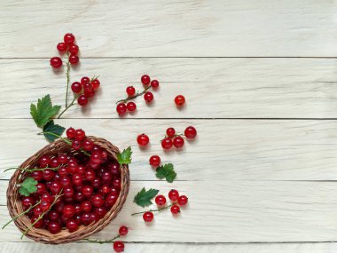 Frenk üzümü taze ve büyük meyveler bir hasır sepet ahşap arka plan üzerinde bulunmaktadır yukarıda close-up shot