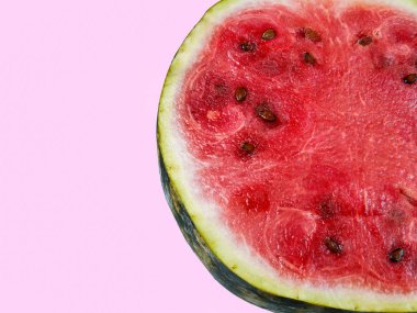 Bütün Konfit sulu taze karpuz bir closeup üstten görünüm mor bir arka plan üzerinde