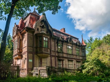 Büyük tavan windows Shuvalov Park St. Petersburg ile taret, bay windows, bir Damdaki bacaları ile 1902 yılında inşa edilmiş iki katlı ahşap bina