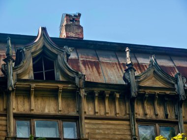 Sarı renk şehir St. Petersburg eski tarihi ahşap ev çatılı çatısı altında ustaca yürütülen pencere ve tavan trim vardır