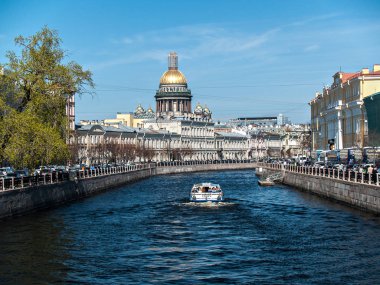 Gündüzleri güneşli havalarda yaz St Petersburg şehir Yusupov Nehri'nin üzerinde binalar üzerinde Isaakievsky Katedrali
