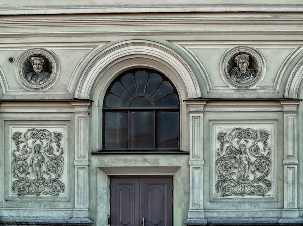 Facade Building City Petersburg Arched Window Dark Glass Two Bas — Stock Photo, Image