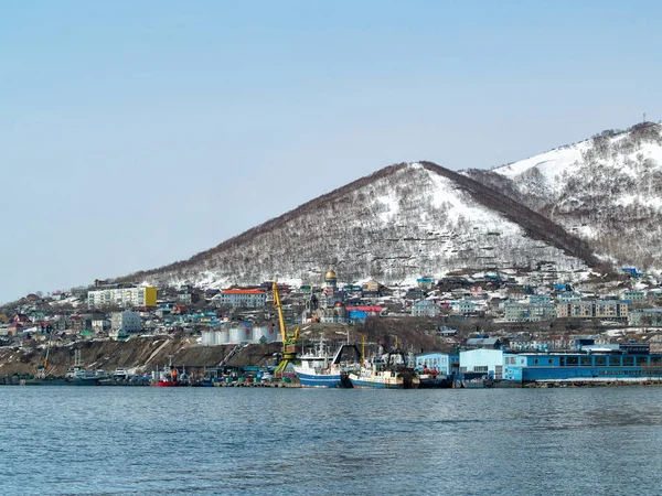 漁船はペトロパブロフスク カムチャツキー ロシアの冬の雪に覆われた丘のふもとにアバチャ湾の海岸近くに立つ — ストック写真