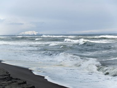 Pasifik Okyanusunda Kamçatka kıyıları mesafe kışın güneşli havalarda volkanlar manzaralı yakınındaki