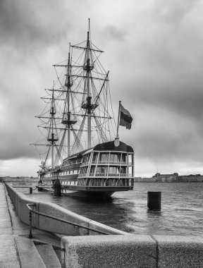 Neva Nehri bulutlu Nisan bahar günü şehir St. Petersburg üzerinde granit setin yakınındaki fırkateyn