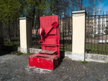 Metal seyrek çubuklar çit kum kırmızı renk metal bir kutu için kırmızı bir kova ve bir kırmızı kürek ve ileri ahşap kırmızı ateş üzerinde durmak standları asmak